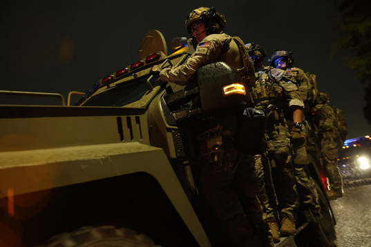 Agentes del FBI en la entrada de una casa vinculada al presunto autor del tiroteo en Torrance, California.