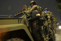 Agentes del FBI en la entrada de una casa vinculada al presunto autor del tiroteo en Torrance, California.