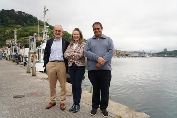 Representantes de la Federación y de la APP posan en el muelle de San Pedro.