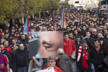 Multitudinaria marcha en la que denunciaron la intervención policial en El Sadar.