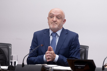 Javier Esparza, compareciendo en una comisión en la que también es comsionado.