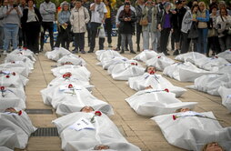 La intersindical vasca escenificó las 84 muertes en el trabajo registradas el año pasado en Hego Euskal Herria.