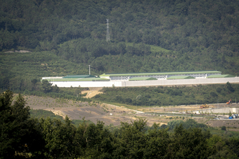 La nueva cárcel, monte arriba en Zubieta, tras pasar las instalaciones de la Real Sociedad y la incineradora. 