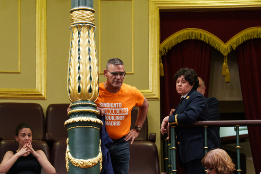 Activistas por el derecho a la vivienda han protestado en la tribuna y ha habido un desalojo.
