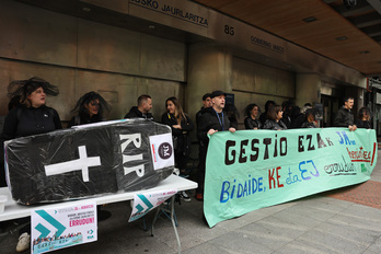Concentración en mayo de 2025 contra el cierre de Jesús María Ikastetxea.