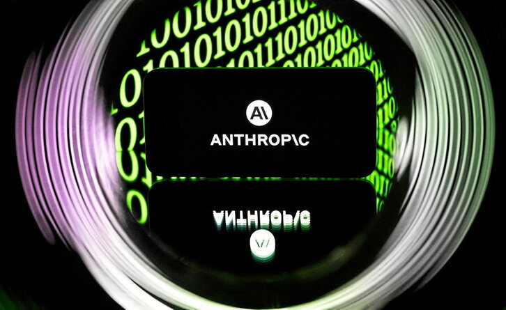 En la página anterior, logo de Anthropic, la compañía que ha sacudido el mercado de la seguridad en internet. Junto a estas líneas, detalle de la sede de NSO en Israel.