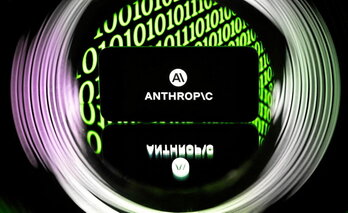 En la página anterior, logo de Anthropic, la compañía que ha sacudido el mercado de la seguridad en internet. Junto a estas líneas, detalle de la sede de NSO en Israel.