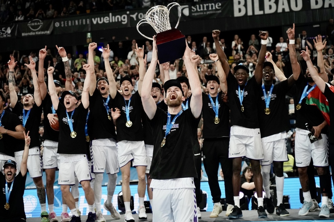 Hlinason levanta el trofeo de campeón de la FIBA Europe Cup con Miribilla en pie.