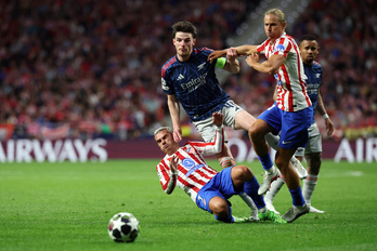 Declan Rice pelea con Griezmann y Llorente en el Metropolitano.