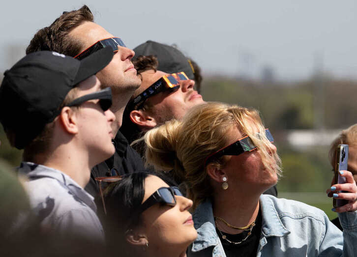 Para ver el eclipse es imprescindible utilizar unas gafas homolagas o se corre el riesgo de daños irreparables en los ojos.