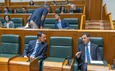 Pradales lehendakariak eta EAJko legebiltzarkideak Parlamentuan, ostegun honetan.
