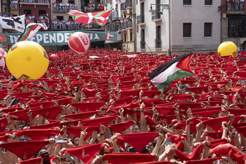 Una marea humana en el momento del txupinazo de los sanfermines de 2025.