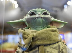 Escultura de Grogu de la serie de televisión «The Mandalorian», uno de los personajes más populares de la cultura pop.