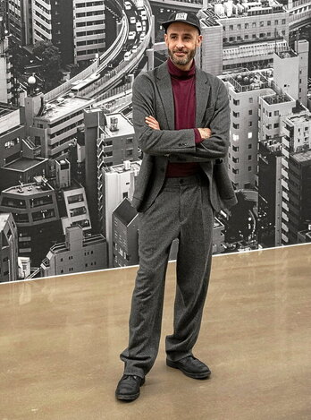 El fotógrafo Jon Gorospe posa delante de una de sus obras en la exposición «Urban Morphologies», que se puede visitar en la sala Kutxa Fundazioa de Tabakalera en Donostia hasta finales de junio.