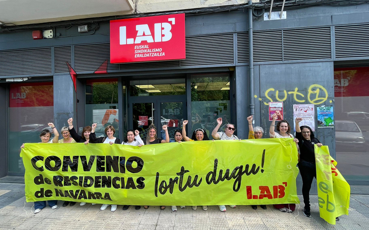 Trabajadoras de LAB celebran este primer convenio en Nafarroa.