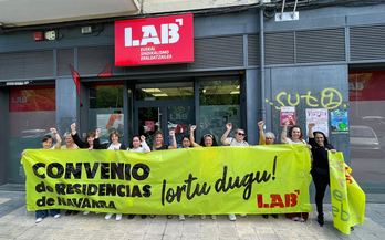 Trabajadoras de LAB celebran este primer convenio en Nafarroa.