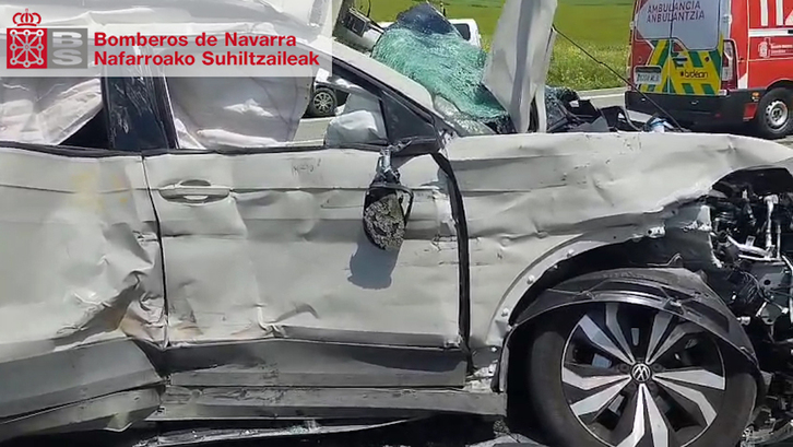 El vehículo en que circulaba la joven ha chocado con un camión.