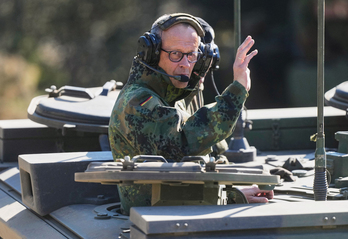 Merz saluda mientras es transportado en un tanque GTK Boxer en el cuartel del ejército alemán en Münster.