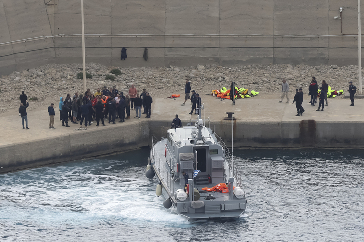 Activistas de la Flotilla en el puerto de Atherinolakkos, tras ser desembarcados por los guardacostas griegos.