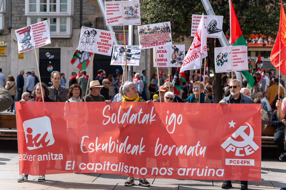 IU eta PCEren pankarta, Gasteizen, CCOO eta UGTren mobilizazioan.