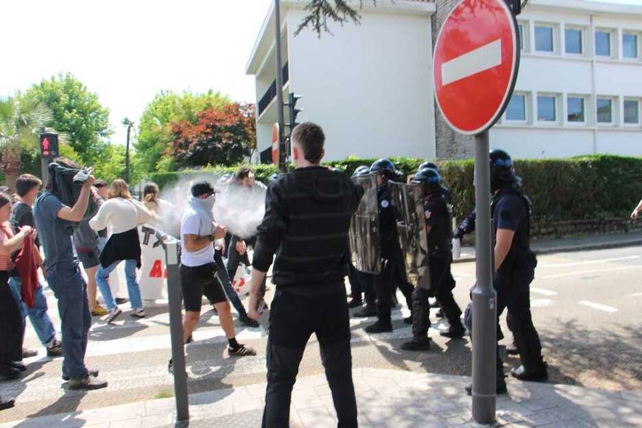 Poliziak negarra eragiteko gasa jaurti die Jarduneko kideen atxiloketaren aurka protestatu dutenei Baionan.