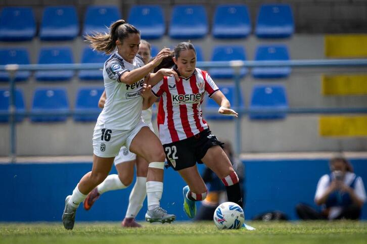 Itzi Pinillos y Agote pugnan por el balón.