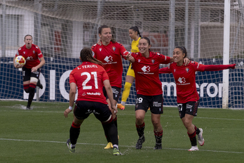 Las jugadoras de Osasuna celebran el gol que restablecía el empate en Tajonar frente al Alavés.