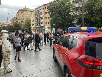 La Policía foral ha acordonado la plaza Merindades de Iruñea ante la presencia de un maletín sospechoso.