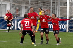 Las rojillas celebran el gol de Claudia, que restablecía el empate.