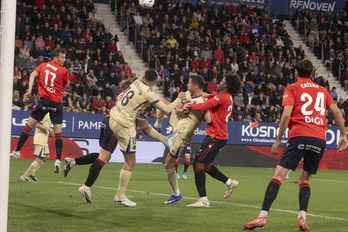 Batalla entre Lewandowski y Boyomo en el área osasunista.