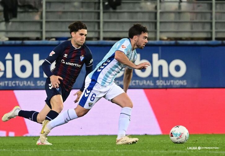 Ramón se lleva el partido ante Javi Martínez.