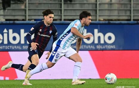 El Málaga asalta Ipurua y complica la entrada del Eibar en el play-off (2-4)