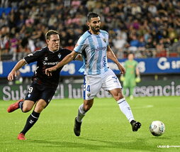 Bautista intenta arrebatar el balón a Einar.