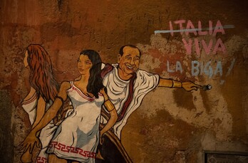 Este mural del artista callejero Maupal en Roma refleja la era del ‘bunga bunga’ de Berlusconi.