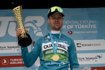 Berwick celebra su triunfo en la Vuelta a Turquía.