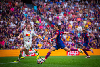 Aitana Bonmatí chuta en la final de Champions League entre Barcelona y Olympique de Lyon en San Mamés.