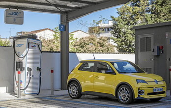 Una estación de carga de vehículos ligeros en Toulouse, como las que el plan incluye desplegar de forma masiva.