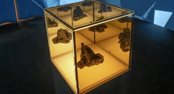 La exposición invita a descubrir la historia del wolframio a través de instalaciones audiovisuales, objetos históricos y narrativas de pasión.