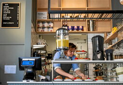Kajetan Grzelczak barista, Stockholmeko Andon kafetegian lanean.