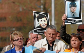 Familiares de los masacrados durante una marcha.