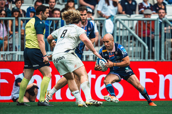 El senperetar Maxime Lucu, medio meléd e Bordeux, trata de zafarse de la defensa de Bath en la semifinal de la Champions Cup.