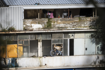 Imagen de uno de los pabellones abandonados en Jolastokieta.
