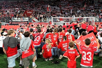Los jugadores del Thun celebrando el ascenso a la primera división suiza en 2025.