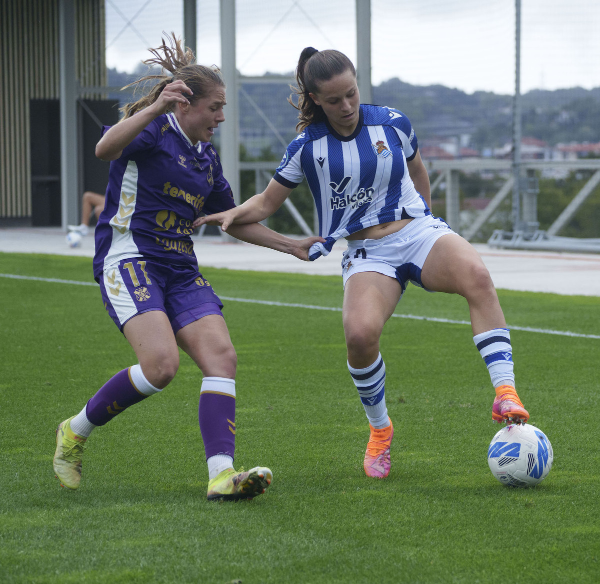 Aiara protege el balón ante la tinerfeñista Aleksandra. (Gorka Rubio/Foku)