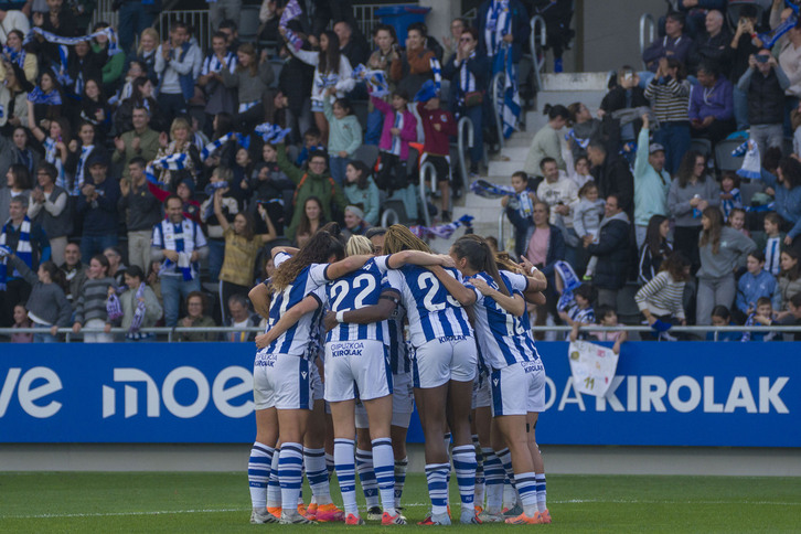 Piña de las txuriurdines en su partido de Liga contra el Barcelona.