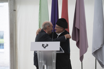 Joxerramon Bengoetxea EHUko errektorea Carlos Garaikoetxeari urrezko domina emateko ekitaldian, 2025eko irailean.