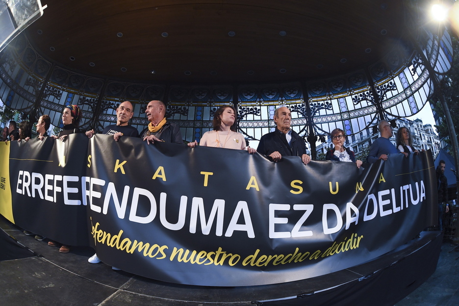 Kataluniari babesa adierazteko Gure Eskuk 2019ko urrian Donostian egindako manifestazioa, ‘Erreferenduma ez da delitua. Askatasuna’ lelopean. 