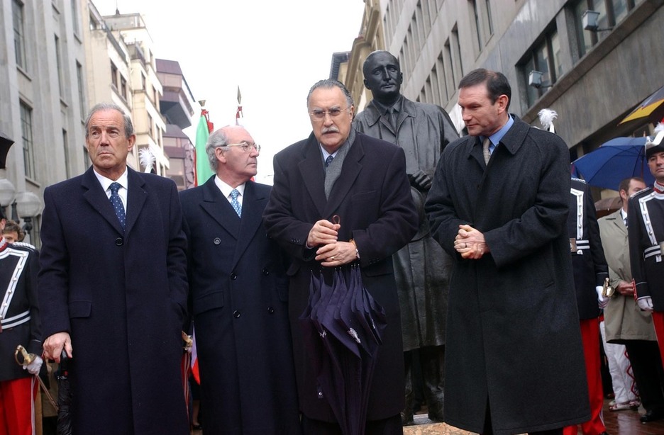 Bilbon, Jose Antonio Agirre omentzeko eskulturaren inaugurazioan, 2004an.