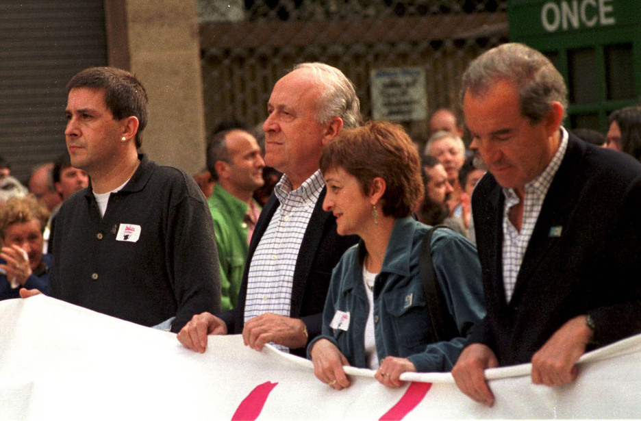 Arnaldo Otegi, Xabier Arzalluz eta Mertxe Colinarekin, 99an, Bakea Eraikitzen manifestazioan, Bilbon.