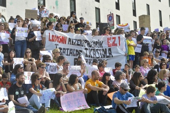 Nafarroako Hezkuntza Departamentuaren aurrean Nafarroako Ikastolen Elkarteak apirilaren 22an egin zuen elkarretaratzea.